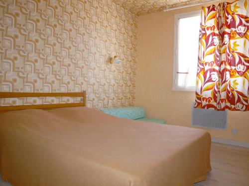 une chambre avec un lit et une fenêtre dans l'établissement Vacances à Saint-Jean-de-Monts : Pavillon intime 6 pers., proche plage et commerces - FR-1-323-369, à Saint-Jean-de-Monts