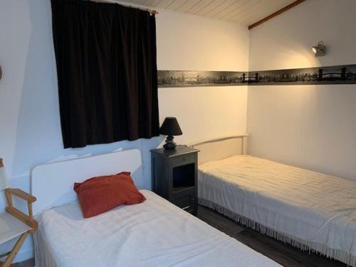 1 Schlafzimmer mit 2 Betten und einem Fenster in der Unterkunft Maison Bretignolles-sur-Mer, 3 pièces, 4 personnes - FR-1-231-300 in Brétignolles-sur-Mer
