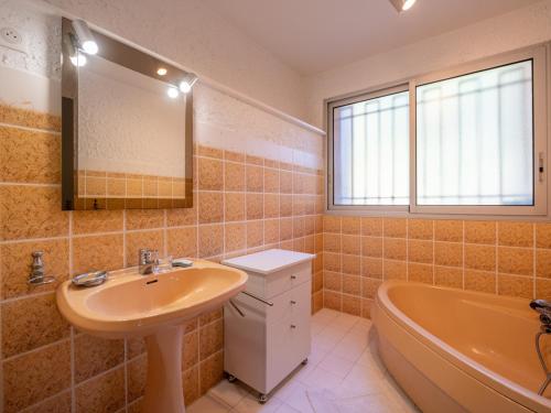 Ett badrum på Maison Le Lavandou, 5 pièces, 7 personnes - FR-1-677-45
