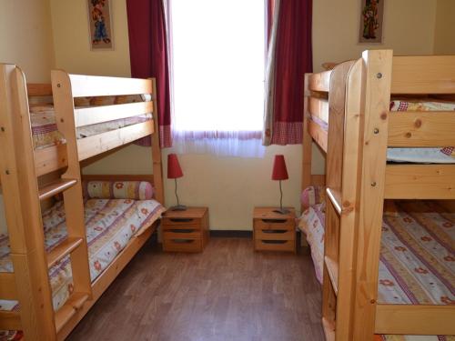 une chambre avec deux lits superposés et une fenêtre dans l'établissement Maison familiale à deux pas de la plage, idéale pour 6 pers. avec terrasse à Saint Jean de Monts - FR-1-323-480, à Saint-Jean-de-Monts