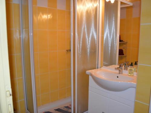 une salle de bain avec un lavabo et une douche dans l'établissement Maison familiale à deux pas de la plage, idéale pour 6 pers. avec terrasse à Saint Jean de Monts - FR-1-323-480, à Saint-Jean-de-Monts