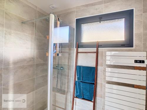 La salle de bains est pourvue d'une douche avec une porte en verre. dans l'établissement Maison Crozon, 3 pièces, 4 personnes - FR-1-370-83, à Crozon