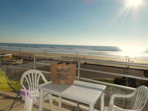 Photo de la galerie de l'établissement Appartement moderne 2 chambres avec balcon et vue mer à Saint-Jean-de-Monts - FR-1-323-301, à Saint-Jean-de-Monts