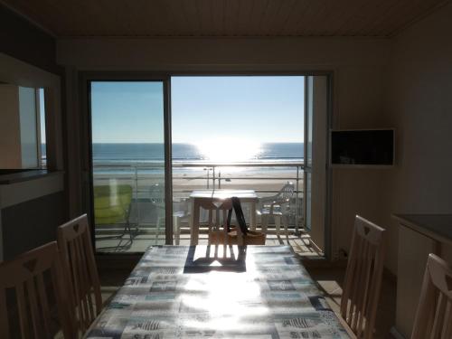 Photo de la galerie de l'établissement Appartement moderne 2 chambres avec balcon et vue mer à Saint-Jean-de-Monts - FR-1-323-301, à Saint-Jean-de-Monts