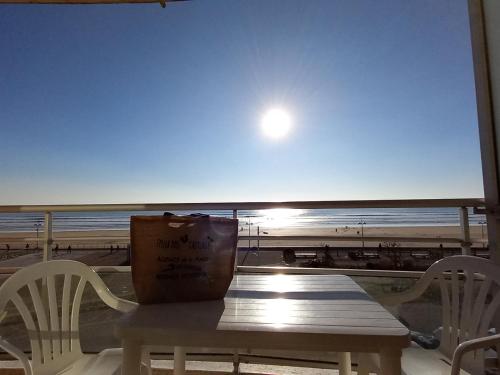 Photo de la galerie de l'établissement Appartement moderne 2 chambres avec balcon et vue mer à Saint-Jean-de-Monts - FR-1-323-301, à Saint-Jean-de-Monts