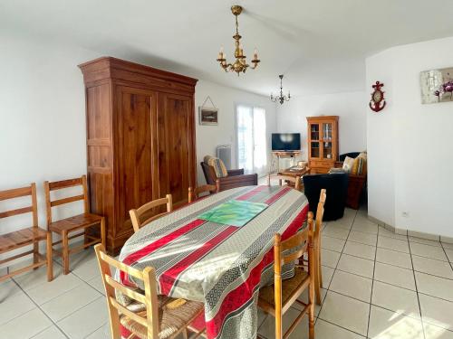 une salle à manger avec une table et des chaises dans l'établissement Maison conviviale près de la plage avec jardin clos, 2 chambres, animaux admis - FR-1-231-299, à Bretignolles-sur-Mer