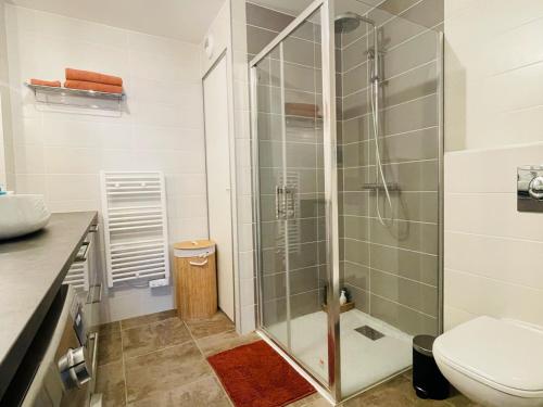 La salle de bains est pourvue d'une douche et de toilettes. dans l'établissement Appartement Le Lavandou, 2 pièces, 4 personnes - FR-1-677-33, au Lavandou