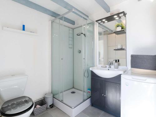 une salle de bain avec une douche, des toilettes et un lavabo dans l'établissement Charmant Pavillon Climatisé avec Mezzanine, Piscine et Parking - Près de la Plage! - FR-1-409-247, à Fleury