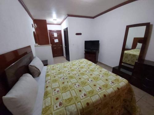 Giường trong phòng chung tại Hotel Estación Guadalajara