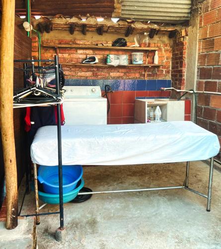 a bunk bed in a room with a kitchen at Hotel Casa Solárium Posada in Socorro