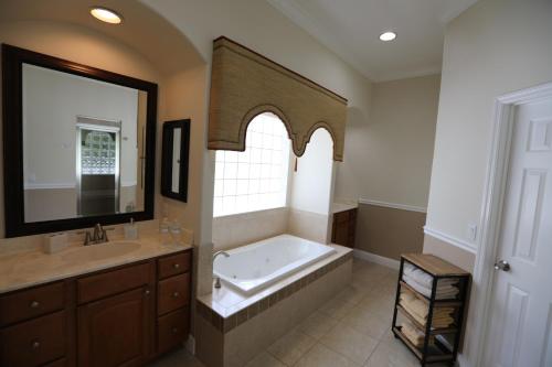 un ampio bagno con vasca e lavandino di Heated Pool house a Rotunda-West