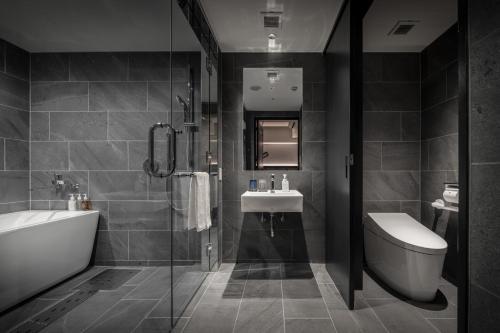 大阪的住宿－Nest Hotel Osaka Umeda，一间带水槽、卫生间和淋浴的浴室