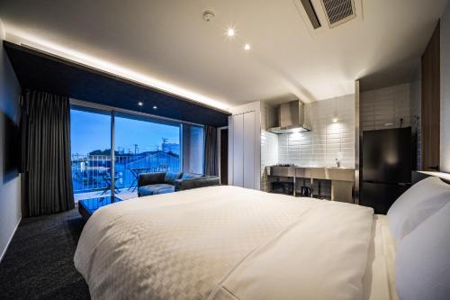 una camera da letto con un grande letto bianco e una grande finestra di Hotel Dios - Vacation STAY 40406v ad Awaji