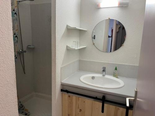 une salle de bain avec un lavabo et un miroir dans l'établissement Appartement T2 cabine - Proche plage, commerces et piscine sécurisée - FR-1-749-35, au Cap d'Agde