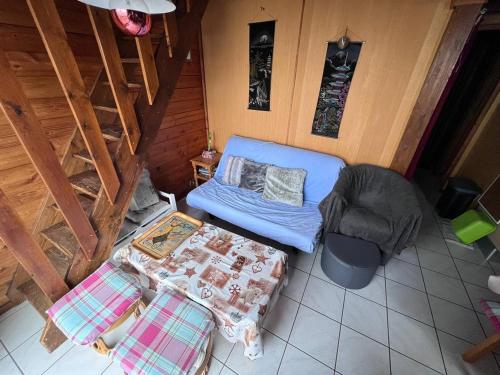 an overhead view of a room with a couch and a table at Chalet Les Angles, 4 pièces, 6 personnes - FR-1-593-107 in Les Angles