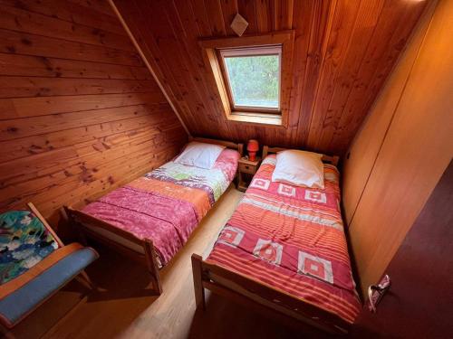 an overhead view of two beds in a cabin at Charmant chalet semi-mitoyen avec 3 chambres, jardin et balcon près de la nature - FR-1-593-107 in Les Angles