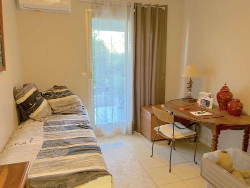 een slaapkamer met een bureau en een bed en een bureau bij Appartement Saint-Raphaël, 3 pièces, 6 personnes - FR-1-226A-169 in Saint-Raphaël