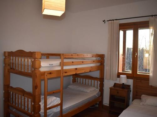 deux lits superposés dans une chambre avec fenêtre dans l'établissement Appartement 3P modernes avec balcon au calme - Font-Romeu - FR-1-580-106, à Font-Romeu-Odeillo-Via
