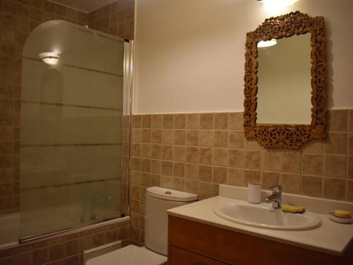 une salle de bain avec un lavabo, une douche et un miroir dans l'établissement Appartement 3P modernes avec balcon au calme - Font-Romeu - FR-1-580-106, à Font-Romeu-Odeillo-Via