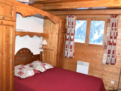 une chambre avec un lit dans une cabane en rondins dans l'établissement Duplex 6/8 pers près pistes, Pralognan - FR-1-464-224, à Pralognan-la-Vanoise