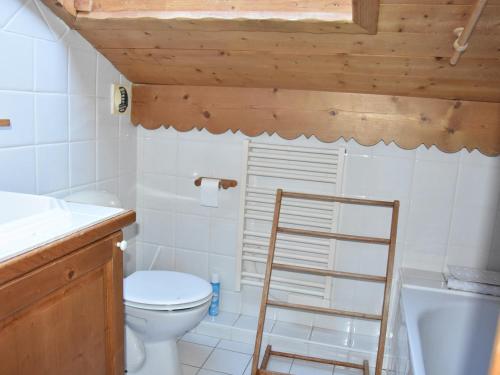 La salle de bains est pourvue de toilettes et d'une échelle. dans l'établissement Duplex 6/8 pers près pistes, Pralognan - FR-1-464-224, à Pralognan-la-Vanoise