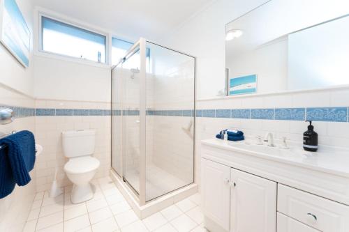 y baño con ducha, aseo y lavamanos. en Stoneferry- A Beachfront Beauty - Free Wifi, en Port Elliot
