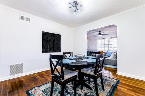 ein Esszimmer mit Tisch und Stühlen und einer Couch in der Unterkunft Luxury home 5 mins to Mercedes-Benz Stadium in Atlanta