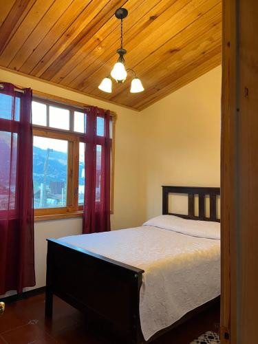 1 dormitorio con cama y ventana en Casa Atitlan I, en San Juan La Laguna