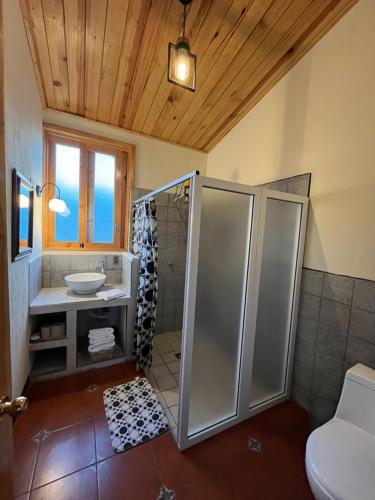 y baño con ducha y lavamanos. en Casa Atitlan I, en San Juan La Laguna