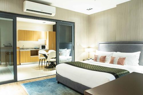 מיטה או מיטות בחדר ב-Noble Cebu Hotel