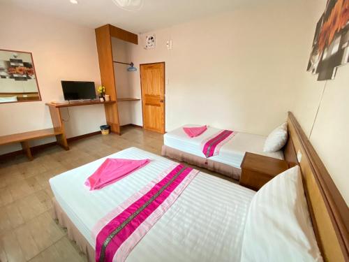 Lotus Hostel Beach Koh Taoにあるベッド