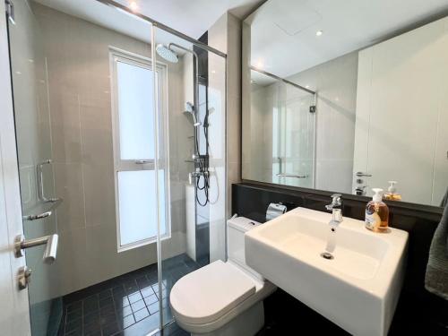 Ένα μπάνιο στο TheShore RiverView Residences 3BR/7pax/Wi-Fi/seavw