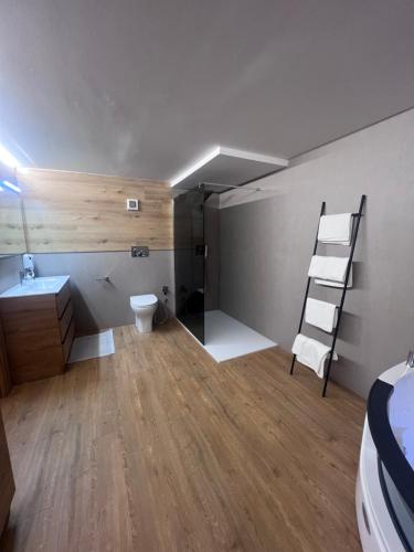 baño con escalera, lavabo y aseo en Anemone Bianco Suite Rooms, en Passo del Tonale