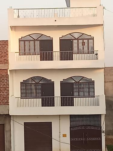 En balkon eller terrasse på Satyam Hotel