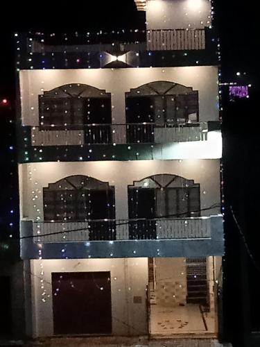 vista di un edificio di notte con luci di Satyam Hotel a Kannauj