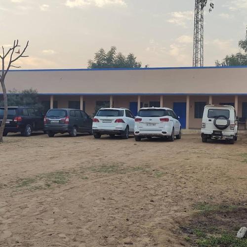 a group of cars parked in front of a building at Hotel Ajitgarh in Jhunjhunūn
