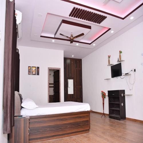 a bedroom with a bed and a ceiling at Hotel Ajitgarh in Jhunjhunūn