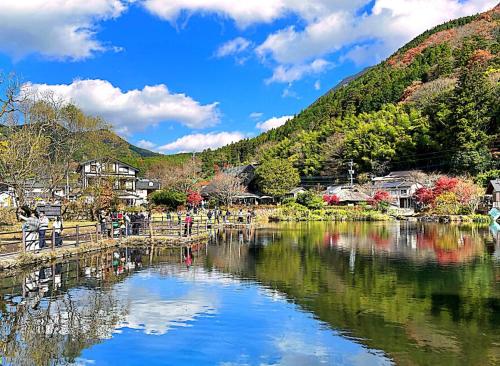 un bacino d’acqua di fronte a una montagna di Homey Inn Enya a Yufu