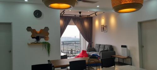 uma sala de estar com um sofá e uma mesa em D'Homestay Adelia Residence Bangi Avenue em Kajang