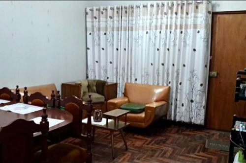 een wachtkamer met stoelen en een tafel bij Departamento vintage in Huancayo