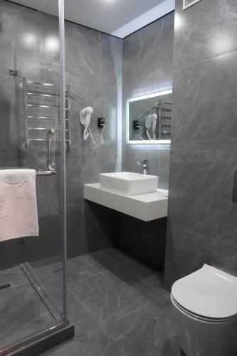 Ванна кімната в Dami Astana Hotel