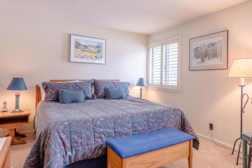 um quarto com uma cama com um edredão azul em Cottonwood Condo 1411 - Ground Floor With Sun Valley Resort Pool Access em Sun Valley