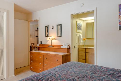 um quarto com uma cama e uma casa de banho com um lavatório em Cottonwood Condo 1411 - Ground Floor With Sun Valley Resort Pool Access em Sun Valley