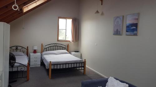 um quarto com 2 camas e uma janela em Billungar Unit 2 at Hat Head - Unit 2 of 1 Creek St- No Sheets or Towels Provided em Hat Head