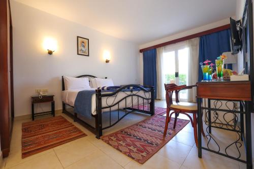 Ένα ή περισσότερα κρεβάτια σε δωμάτιο στο Marina Wadi Degla Hotel