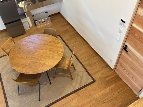 an overhead view of a table and chairs in a kitchen at 今井浜オレンジヒルズフィールド in Kawazu