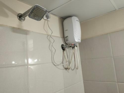 y baño con ducha y secador de pelo en la pared. en Hotel SY Comforts en Bangalore