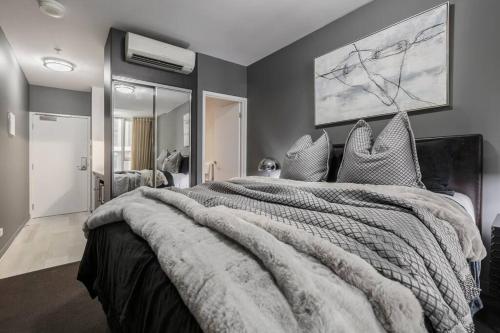 um quarto com uma cama grande e um cobertor em Moody & Charming Hotel Rm in Downtown Melbourne em Melbourne