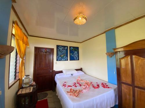 サン・ヴィチェンテにあるSanta Claus Hilltopのベッドルーム1室(ピンクの花が咲くベッド1台付)