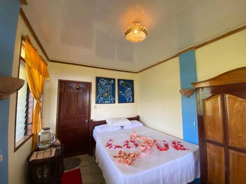 a bedroom with a bed with pink flowers on it at Santa Claus Hilltop in San Vicente